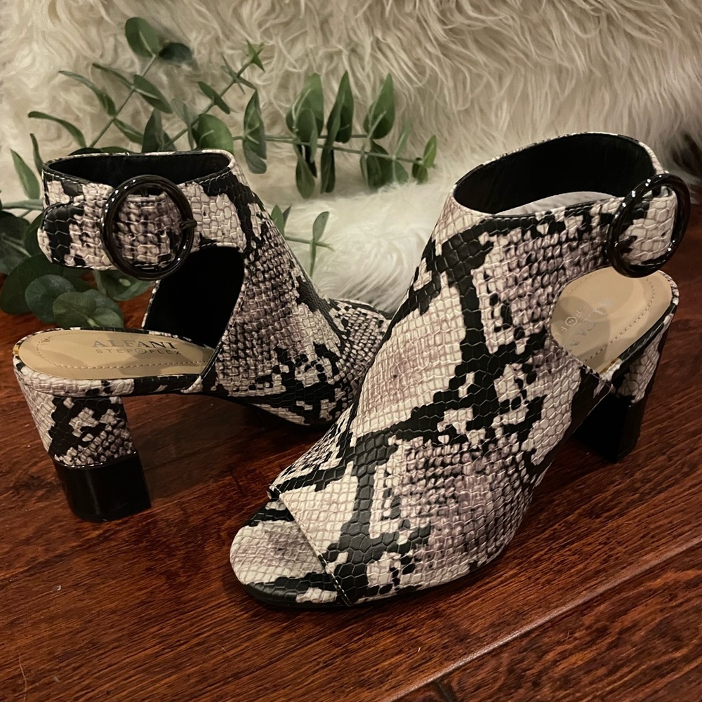 NWOT Alfani Floriss Block Heel in Snake White Size 5